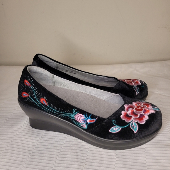 RARE Alegria Velvet Floral Embroidered Peacock Wedge Heels sz 6.5 - Picture 3 of 12